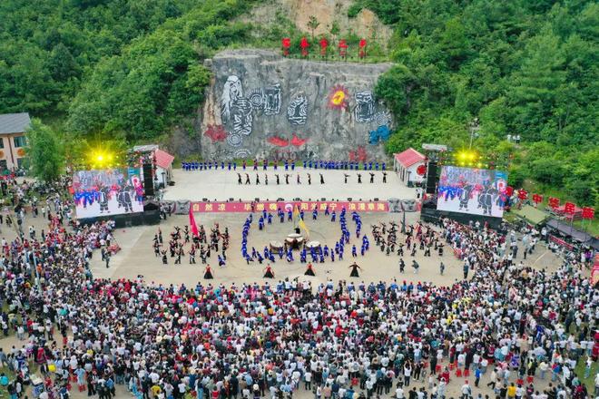 2025年全国“四季村晚”板底夏季示范展示暨威宁自治县避暑旅